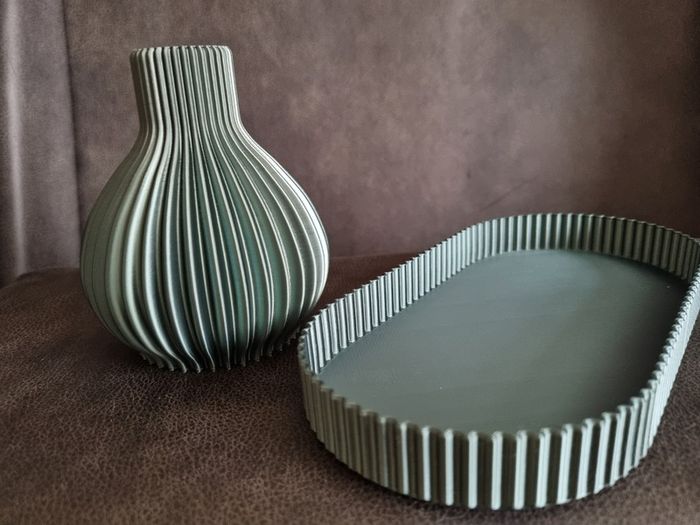 Ribbed vase and matching tray set 3D printed