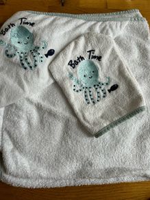 Hooded baby bath towel & mitt