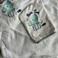 Hooded baby bath towel & mitt