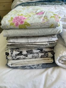 Single duvet covers, sheets & 2 mattress protectors