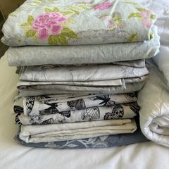 Single duvet covers, sheets & 2 mattress protectors