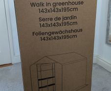 Walk in greenhouse