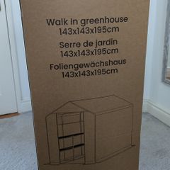 Walk in greenhouse