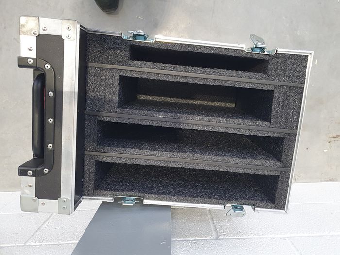 Flight case on wheels  with  Retractable handle