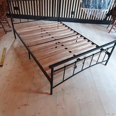 Double bed frame (135cm x 190cm)