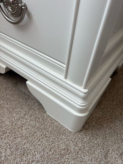 2 bedside lockers