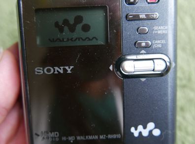 Sony MZ-RH910 Digital Minidisc player, Music Player Mp3 Recorder (with universal charger)