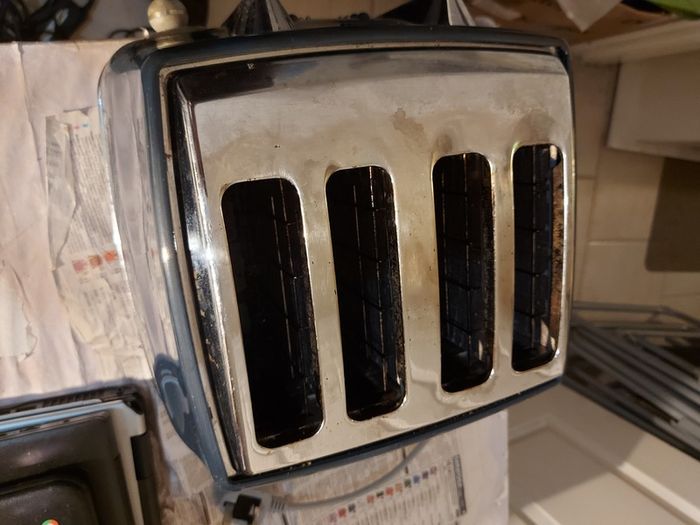 DeLonghi 4 Slice Toaster, Model CTOC4003.BL, in excellent condition and works perfect