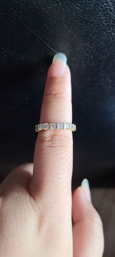 Beautiful Diamond-like ring in Gold colour