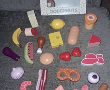 x30+ Bundle - Brand New Wooden Toy Food & Melissa & Doug Cupcakes With Tray