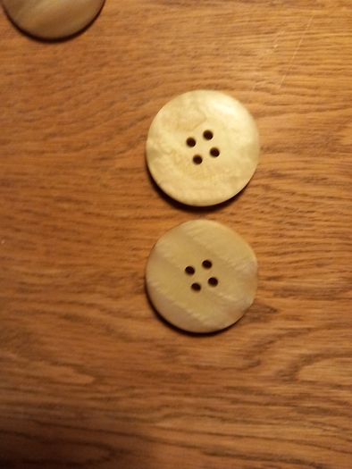 Bone Buttons x 19 (4cm) 3eu each