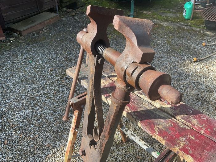 Vintage leg vise