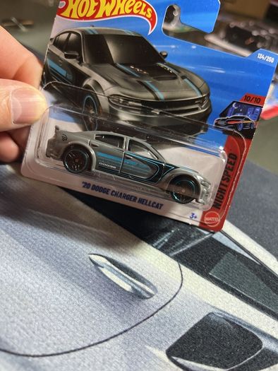 Hot wheels '20 Dodge Charger Hellcat