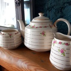 vintage 1960s Sadler set.