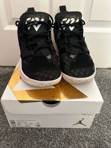 Air Jordans Why not zero.4 size 5