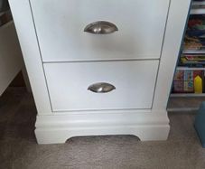 2 bedside lockers