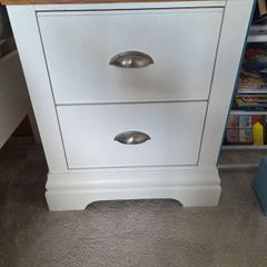 2 bedside lockers