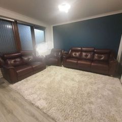 Leather sofa in very good condition!!
