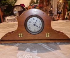 Vintage small wooden mantel clock