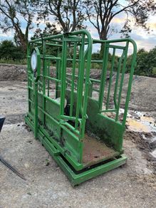 Mobile cattle crush and weighing scale