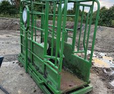 Mobile cattle crush and weighing scale