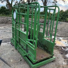 Mobile cattle crush and weighing scale