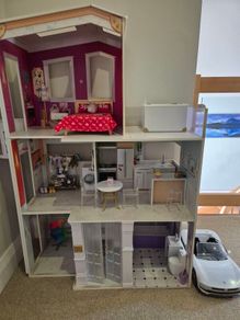 Rainbow High Dolls House and Accessories