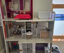 Rainbow High Dolls House and Accessories