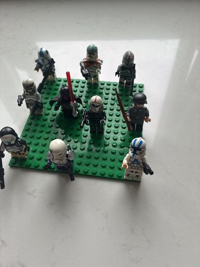 10 LEGO figures