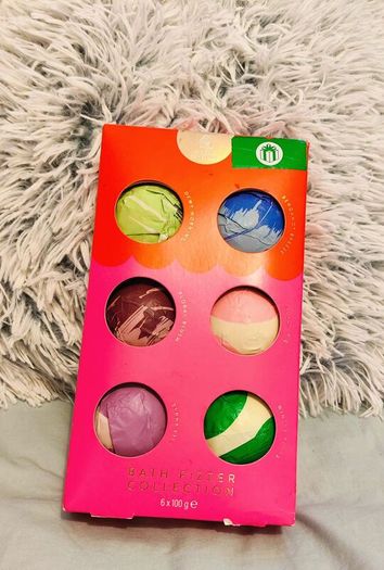 Price drop A Little Something Bath Fizzer Collection 6x100g Bath Bombs Gift Set