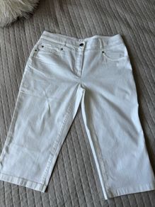 Kello Scandinavia White Knee-Length Shorts (GB14)