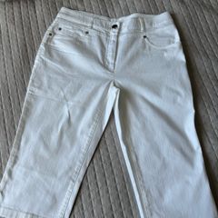 Kello Scandinavia White Knee-Length Shorts (GB14)