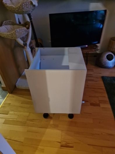 Kitchen cabinet and countertop