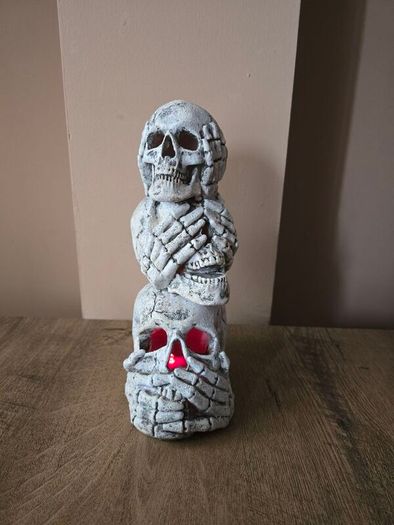 Halloween stack of skulls (LED)