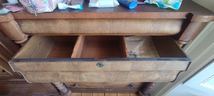 Chest of drawers