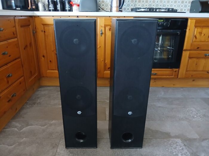 Hi fi speakers