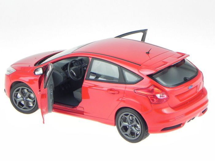 Ford Focus ST 2011 Minichamps 1/18 New in Box