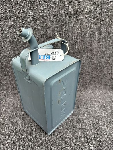 Vintage oil can