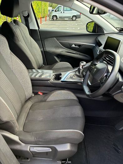Peugeot 5008 Active 1.2 - 7 seats - Long NCT
