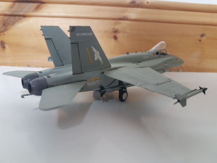 Built 1/72 ESCI Boeing Mc Donnell Douglas F/A-18A US Navy Italeri Revell Airfix