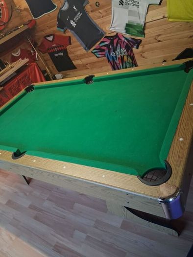 pool table/snooker table