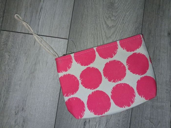 1 Euro Each To Clear!! - Variety Of Bags - Make Up, Toiletries, School, Etc