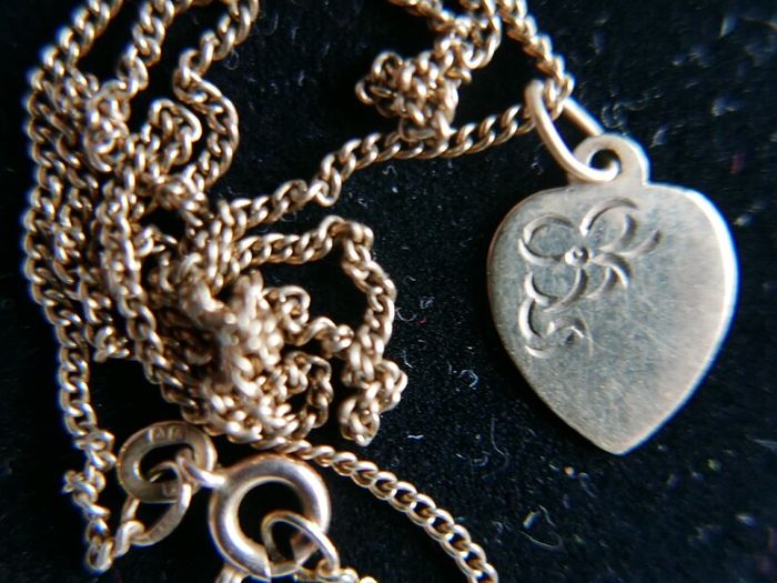 Vintage 9ct Gold 375 Gold Engraved Heart Pendant and chain 2,7g L-12"