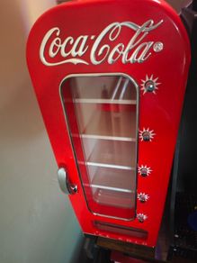 coca cola fridge/machine