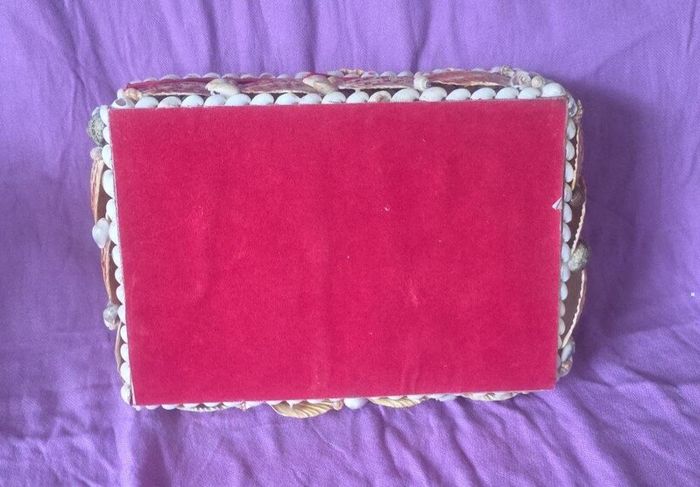 Collectable shell box