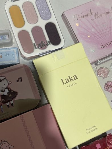 Mixed viral Korean makeup including flower knows