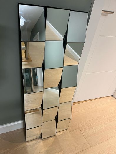 Geometric hall mirror