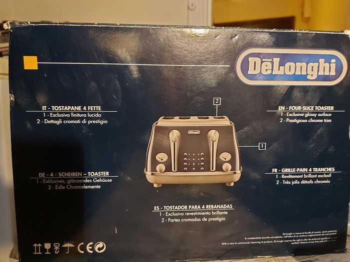 DeLonghi 4 Slice Toaster, Model CTOC4003.BL, in excellent condition and works perfect