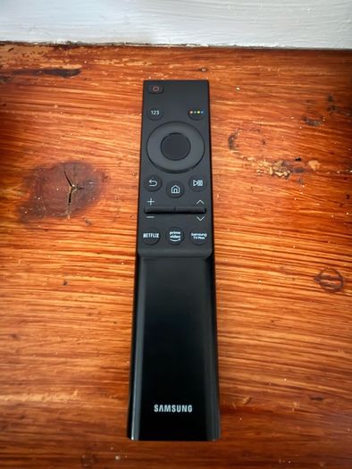 Samsung SmartTV 50 with legs and remote