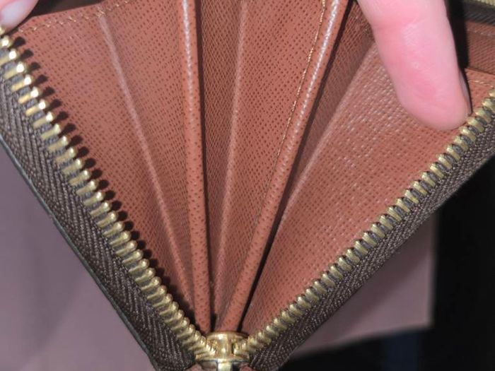 Genuine Louis Vuitton Zippy Wallet